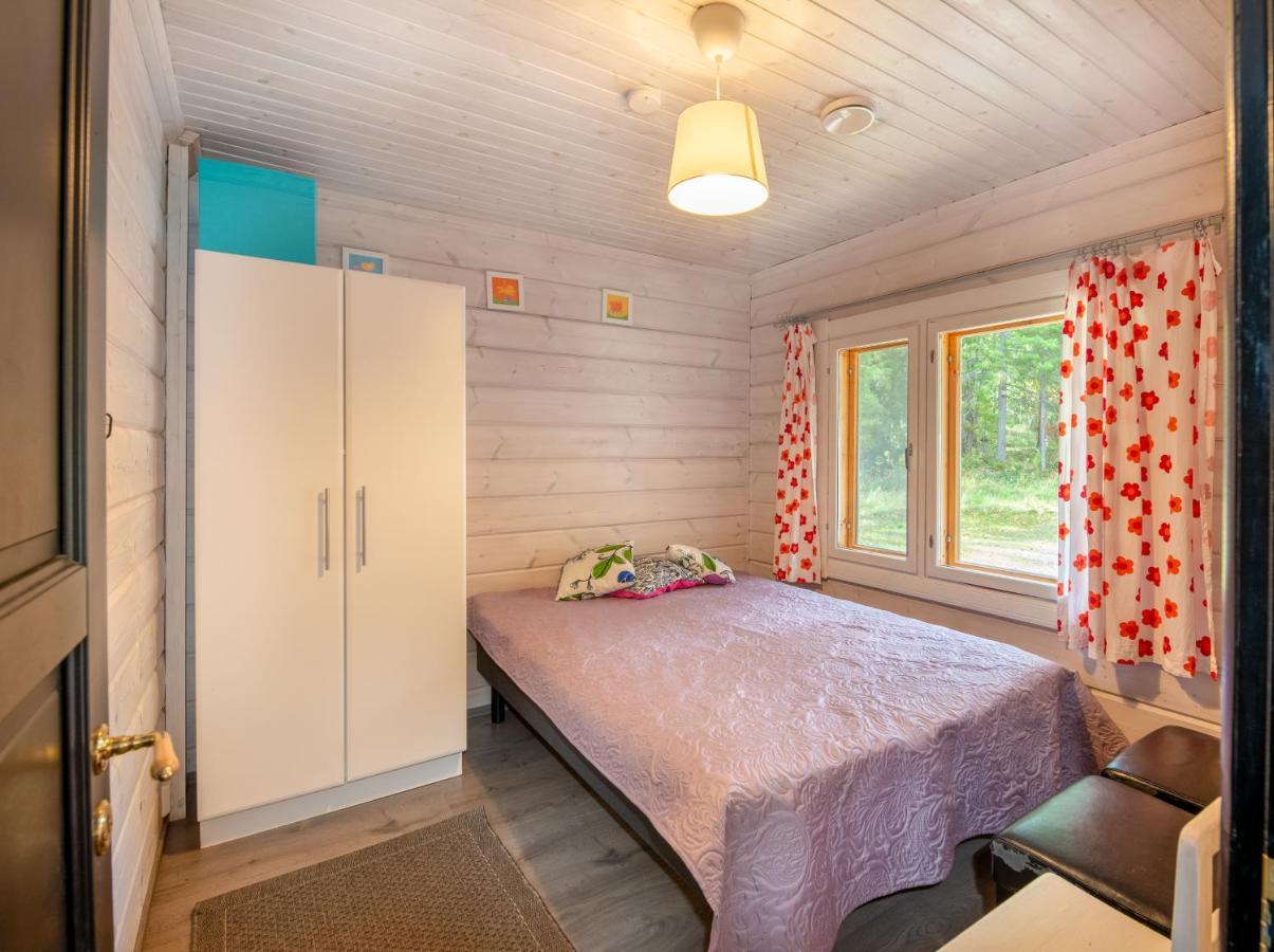 Laehderinne - 2 Bedroom Log Cabin, Private Beach, Wifi & Sauna Puolanka Екстериор снимка